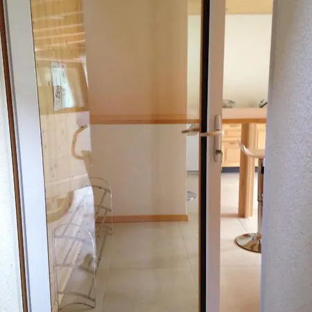 2-zimmer Ferienwohnung,parterre,sitzplatz,garage Apartment *